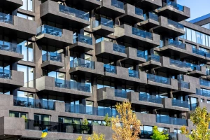 Naturalne zamienniki kosmetyków: 10 domowych przepisów na serum, peeling i maseczkę dla suchej, tłustej i wrażliwej cery